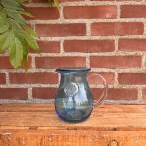 Blauwe glazen waterkan