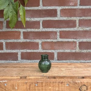 Groen vaasje met ribbelstrepen
